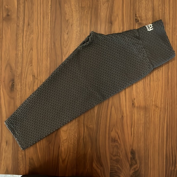 Booty by Brabants Croco Skin Cropped Legging, one size fits most, in Luna (grey) - Picture 6 of 6